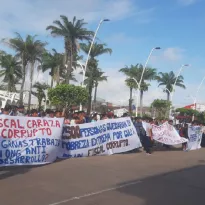 PLANTÓN. Manifestantes intentan presionar a fiscal ambiental que investiga deforestación.