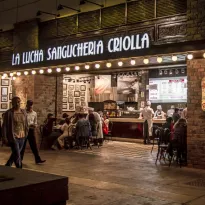 RECLAMOS. Trabajadores de esta cadena de restaurantes fueron citados para firmar documentos de liquidación con fecha anterior.
