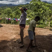 HERMANOS. José tiene 9 años y quiere aprender a manipular el machete que su hermana de 13 usa en el campo. Su madre niega que realicen esta actividad.