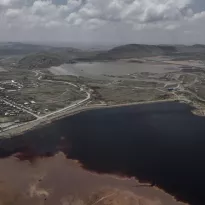 El TAJO. Volcan compró la operación a cielo abierto denominada Raúl Rojas en 1999, después de que fuera operada por la entonces compañía de capitales estadounidenses Cerro de Pasco Cooper Corporation y la Empresa Minera del Centro del Perú.