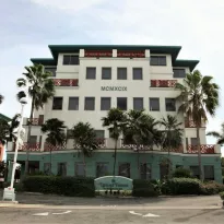 FACHADA. El edificio Ugland House es la más importante sede de sociedades offshore en las Islas Caimán, y también alberga a empresas con vínculos en Perú.