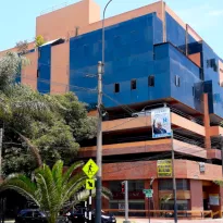 BÚNKER. El edificio Los Incas, que hoy exhibe una pancarta de la campaña de Rafael López Aliaga, fue sede del banco que envió millones de Vladimiro Montesinos.