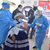 ESCUDO. Este sábado se inició la vacunación de adultos mayores en la región Apurímac. Cipriana Solís (83) fue la primera inmunizada.