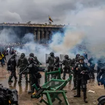 REPRESIÓN. La policía y los manifestantes se enfrentaron la semana pasada en Bogotá, Colombia, en una manifestación por una propuesta de reforma tributaria.