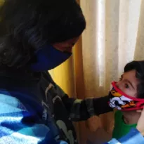RECOMENDACIÓN. Especialistas sugieren que niños lleven puesta la mascarilla en lugares públicos, aún si sus padres ya hubieran sido vacunados.