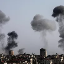 AL ALBA. A las 6 a.m. empezó la última etapa del bombardeo de las fuerzas israelíes contra la ciudad de Gaza.