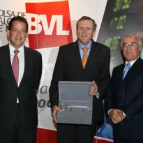 EXPRESIDENTE. José Graña Miró Quesada (al centro) en una foto del año 2009, cuando los directivos de la Bolsa de Valores de Lima (BVL) informaron sobre las empresas que mejoraron su calificación en el proceso de validación para el Indice de Buen Gobierno Corporativo (IBGC).