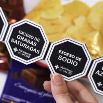 PRÓRROGA. El Gobierno ha concedido dos extensiones de plazo para el uso de stickers en octógonos. Gremios empresariales solicitan una tercera.