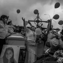 DESPEDIDA. La familia Martín Añasco despide a Esmeralda en el Cementerio General de Pasco, a más de 4.000 metros de altura.