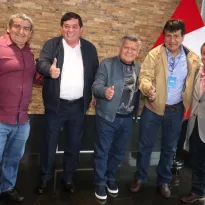 CANDIDATO POR PIURA. El excongresista fujimorista Edward zárate (segundo de la derecha) posa junto a los hermanos Humberto, César y Darío Acuña Peralta. 