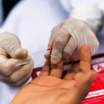 DESCENSO. La reducción en el número de notificaciones de VIH no representa una mejora en el control de la transmisión del virus, sino el deterioro de la estrategia de detección.