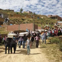 DUELO. Familiares, amigos y vecinos acompañan los féretros de las hermanas Marcelina, Dianee y Carmen Ochoa Ccahuana, y sus menores hijas de uno y tres años, rumbo al cementerio de Huicho. 