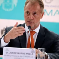 INCOMPATIBLE. Según la Ley Orgánica de Municipalidades, un alcalde no puede formar parte de una empresa estatal.