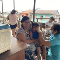 PROTECCIÓN. Enfermera del centro de salud 6 de octubre, del barrio de Belén, en Iquitos, vacuna a los menores en la misma posta y en sus casas. 