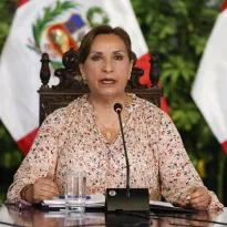 SILENCIO. Dina Boluarte guardó silencio antes de la participación de los abogados de las víctimas y de la Procuraduría.