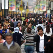 IMPACTO. Una economía en recesión implica que el ciudadano de a pie tenga menos oportunidades de acceder a empleo adecuado y, con ello, la reducción de sus ingresos. 
