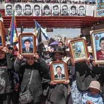 ANIVERSARIO. En el primer año de la represión de Juliaca, los deudos se manifestaron sosteniendo banderas y retratos, acompañados de miles de personas. 