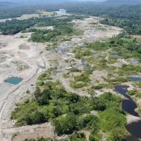 ECUADOR. Así quedó el sector de Yutzupino que vivió la fiebre del oro ilegal entre diciembre de 2021 y febrero de 2022. Aunque en menor medida, las actividades ilegales no han cesado.