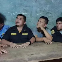 RETENIDOS. Policías resguardaban equipos para la minería ilegal. Permanecieron retenidos, junto con un grupo, casi seis días en Villa Gonzalo. 
