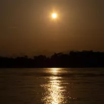 DESLUMBRAMIENTO. La promesa de dinero rápido con la extracción de oro ha cambiado la vida a orillas del río Santiago, en Amazonas.