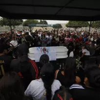 ÚLTIMO ADIÓS. Sepelio de Frank Monzón Valeriano, de 24 años, uno de los 13 agentes de seguridad de la empresa R&R asesinados en Pataz. Las víctimas tenían entre 24 y 40 años.