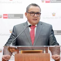 HOMBRE CLAVE. Este mañana, el ministro de Justicia, Juan José Santiváñez, evitó responder por los allanamientos.