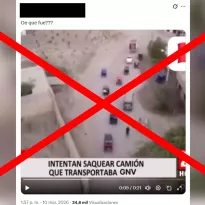Este video no muestra el saqueo de un camión que transporta GNV: es el intento de asalto a un camión que transportaba pollos en el 2020.