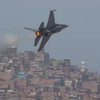 RUIDO. En la semana en que la compra de cazas F-16 desató una crisis política en el país, las aeronaves sobrevolaron Lima antes de participar en un festival de la Fuerza Aérea del Perú.