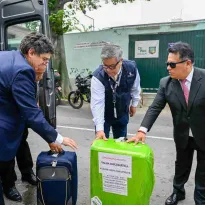 ENTREGA. El embajador Pedro Bravo (con lentes negros) recibió las actas de Mendoza, en Argentina, uno de los tres países con mayor presencia de peruanos en el exterior.