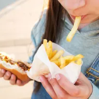 RELACIÓN. Las condiciones socioeconómicas entre los seis a 18 meses de edad se relacionan con el riesgo de sobrepeso y obesidad durante la infancia y la adolescencia.