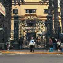 RECUPERADO. Roberth Reyes permaneció más de dos semanas en UCI del hospital Loayza, tras la represión policial y, ahora, retomó su trabajo como artista hip hop.