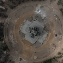 INCONCLUSO. A dos meses de la paralización de las obras, la remodelación del Campo de Marte ha dejado tras de sí intervenciones sin terminar y árboles muertos.