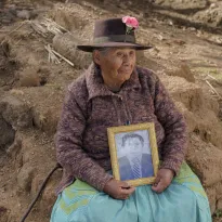 DEUDOS. Dolores Quispe de Baldeón (89) sostiene el retrato de su esposo Seferino Baldeón Palacios que fue asesinado por militares el 14 de agosto de 1985.