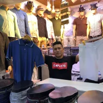 COMPETENCIA. Gabriel Quispe confecciona con materiales peruanos para garantizar la calidad pero debe competir con prendas importadas de bajo costo.