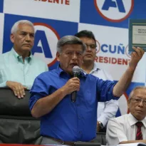 VERSIÓN. César Acuña durante la conferencia para descartar plagio de un libro completo.