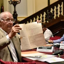DENUNCIA. García Belaunde muestra los documentos que compró en el mercado de segunda mano de Amazonas.