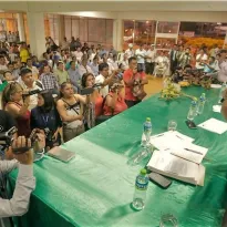 PREOCUPACIÓN. El presidente ejecutivo de Devida, Rubén Vargas, se reunió el mes pasado en Tingo María con autoridades y agricultores para escuchar sus reclamos.