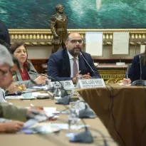 PRESENTACIÓN. Ministro Daniel Alfaro acudió a Comisión de Educación por la polémica en torno a los contenidos de los textos escolares sobre terrorismo y género.