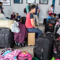 VOLVER A EMPEZAR. Ciudadanos venezolanos esperan su turno para presentar sus documentos ante las autoridades de inmigración en Tumbes.