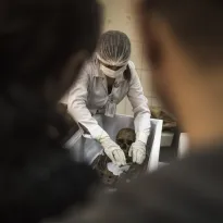 DÉCADAS SIN RESPUESTA. Alrededor de 1.500 restos, que permanecen almacenados en laboratorios, no han sido identificados hasta el momento por el Ministerio Público.