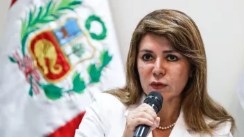 Elizabeth Hinostroza, ministra de Salud