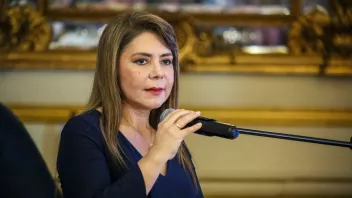 Elizabeth Hinostroza, ministra de Salud