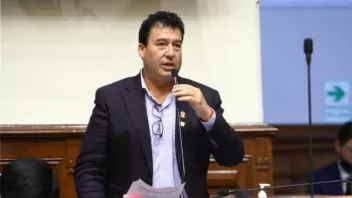 Es falso que el dictamen de retorno a la bicameralidad indica que la reelección parlamentaria es por un solo periodo