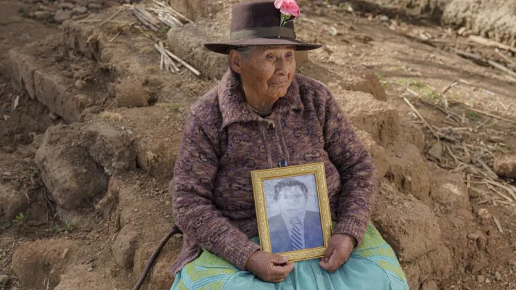 DEUDOS. Dolores Quispe de Baldeón (89) sostiene el retrato de su esposo Seferino Baldeón Palacios que fue asesinado por militares el 14 de agosto de 1985.